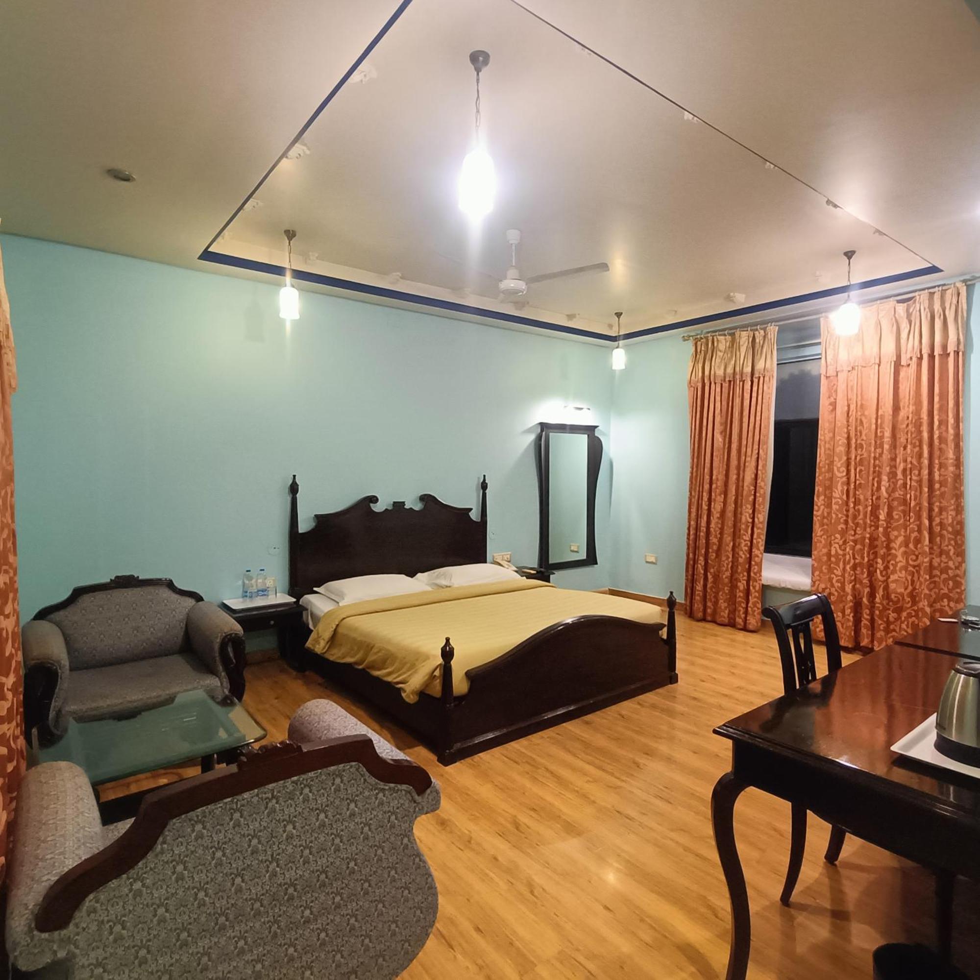 ​juSTa Lake Nahargarh Palace Parsoli Bagian luar foto