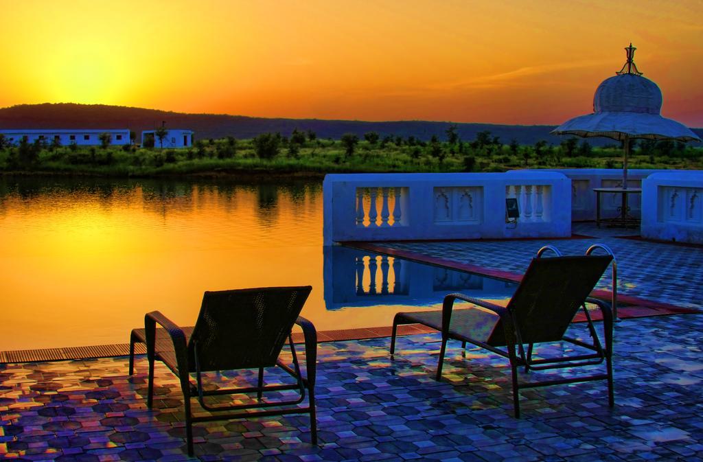 ​juSTa Lake Nahargarh Palace Parsoli Bagian luar foto