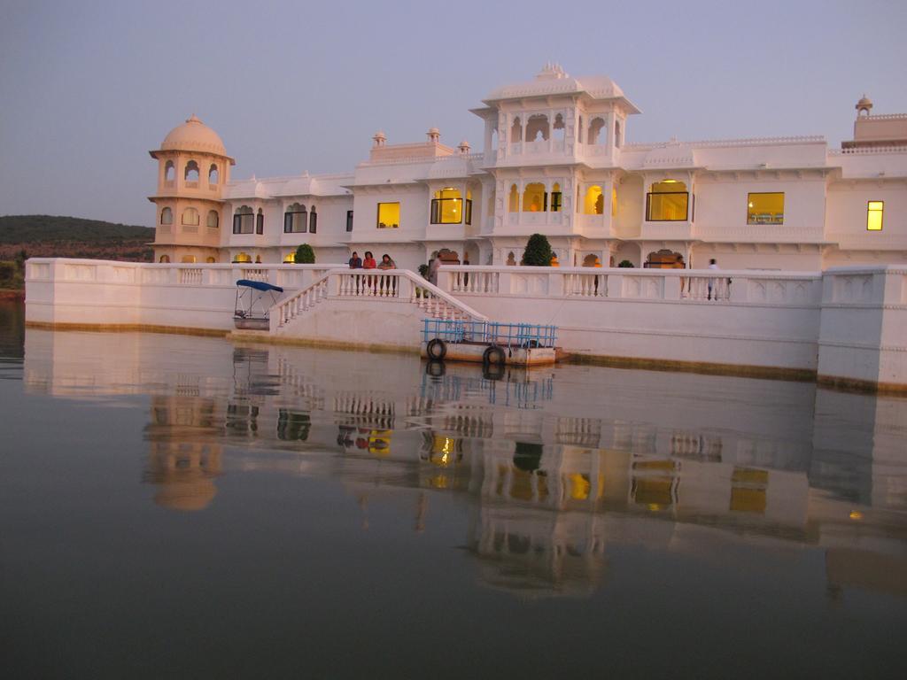 ​juSTa Lake Nahargarh Palace Parsoli Bagian luar foto