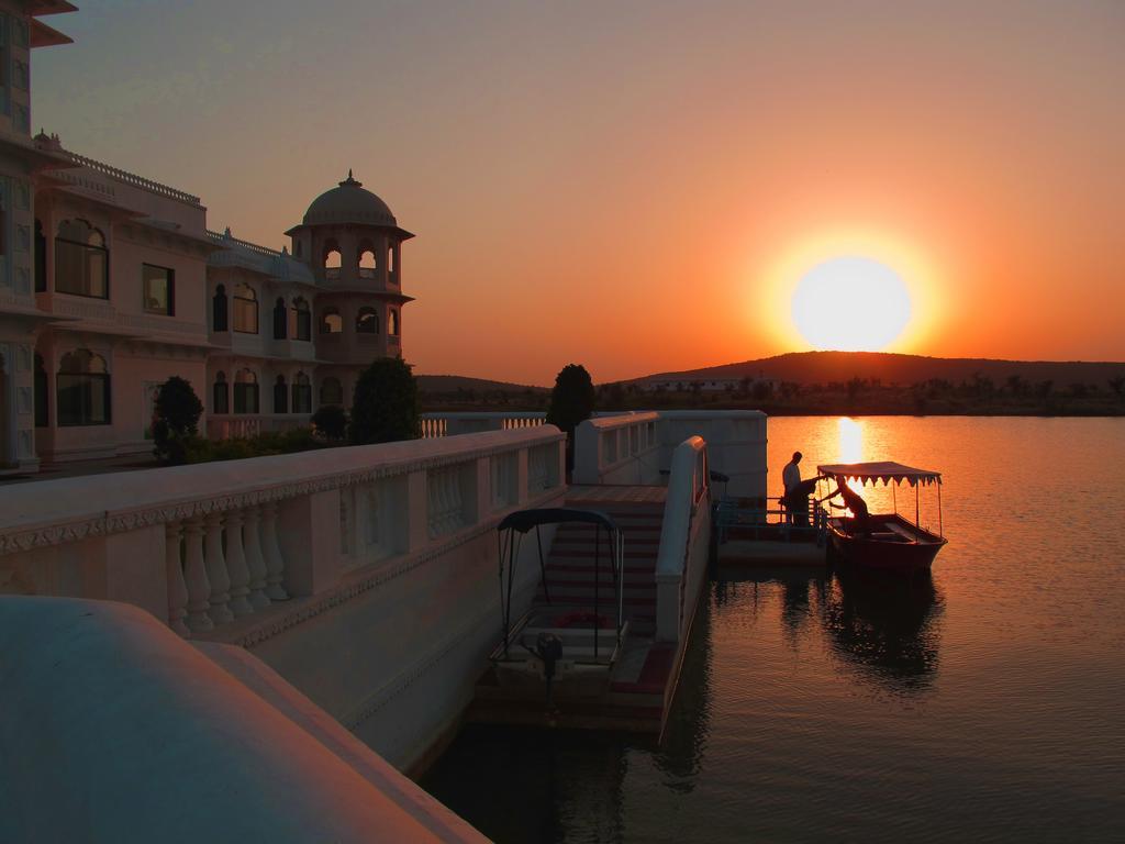 ​juSTa Lake Nahargarh Palace Parsoli Bagian luar foto