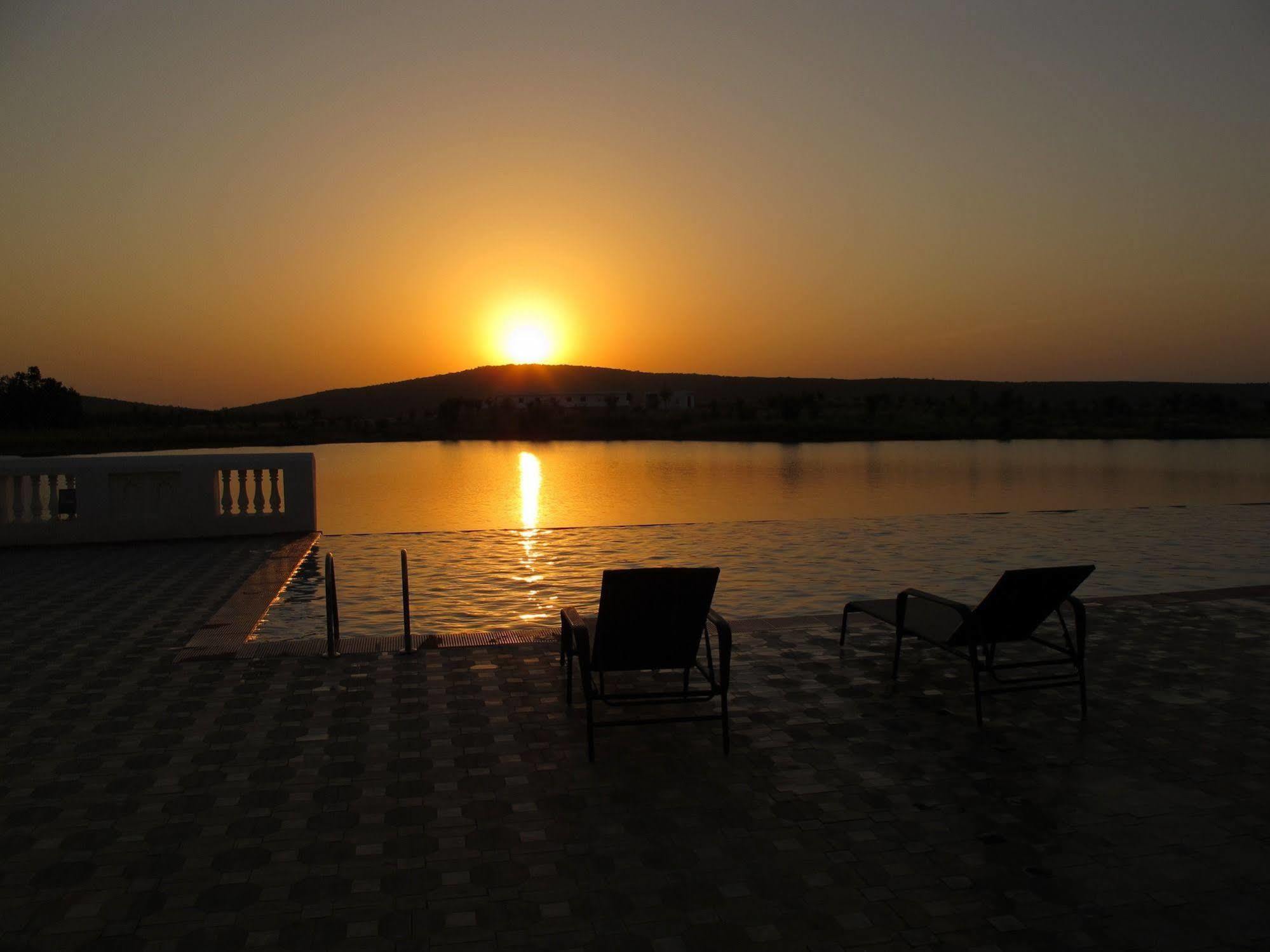 ​juSTa Lake Nahargarh Palace Parsoli Bagian luar foto