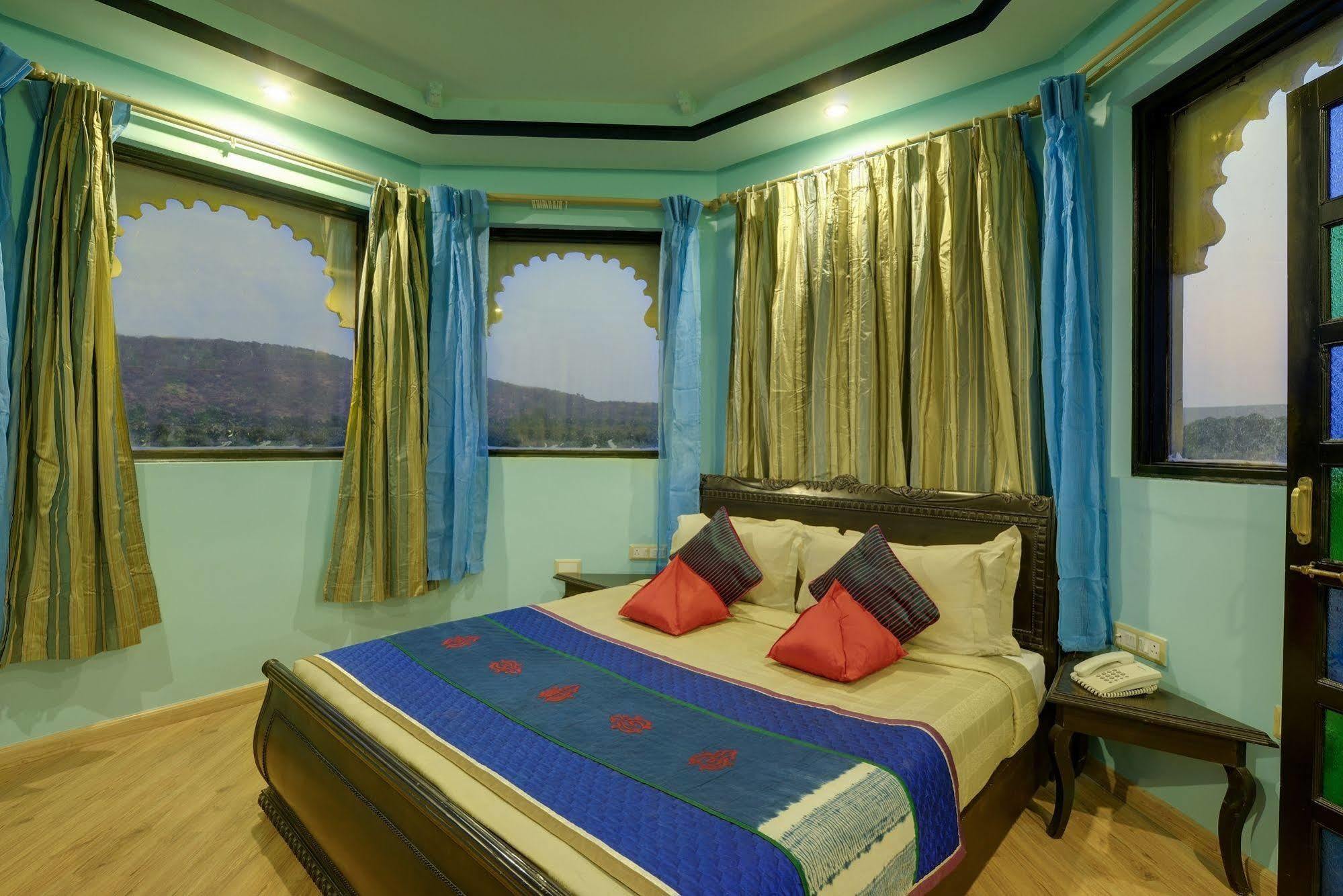 ​juSTa Lake Nahargarh Palace Parsoli Bagian luar foto