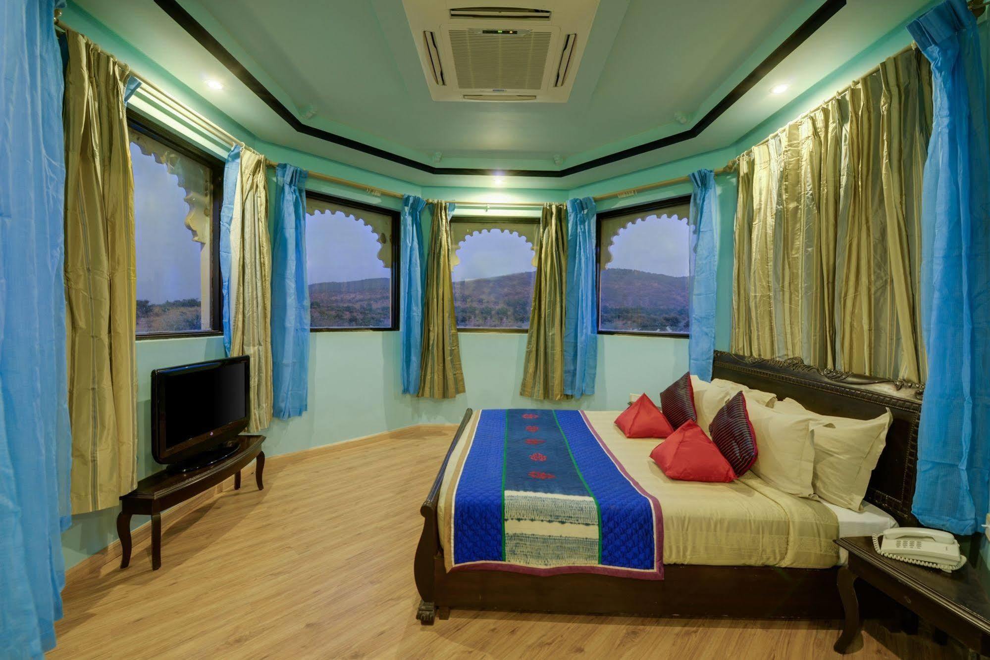 ​juSTa Lake Nahargarh Palace Parsoli Bagian luar foto