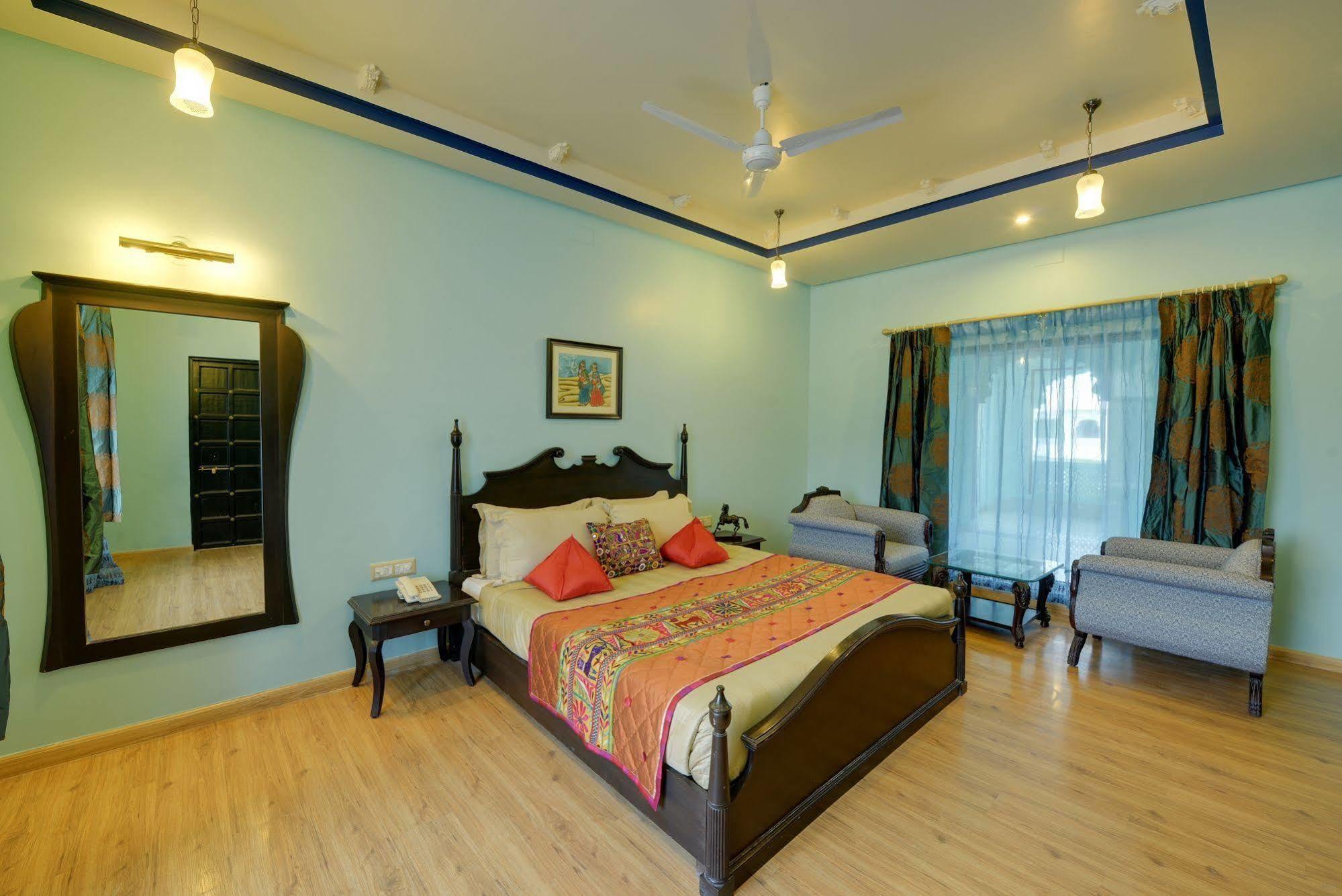 ​juSTa Lake Nahargarh Palace Parsoli Bagian luar foto