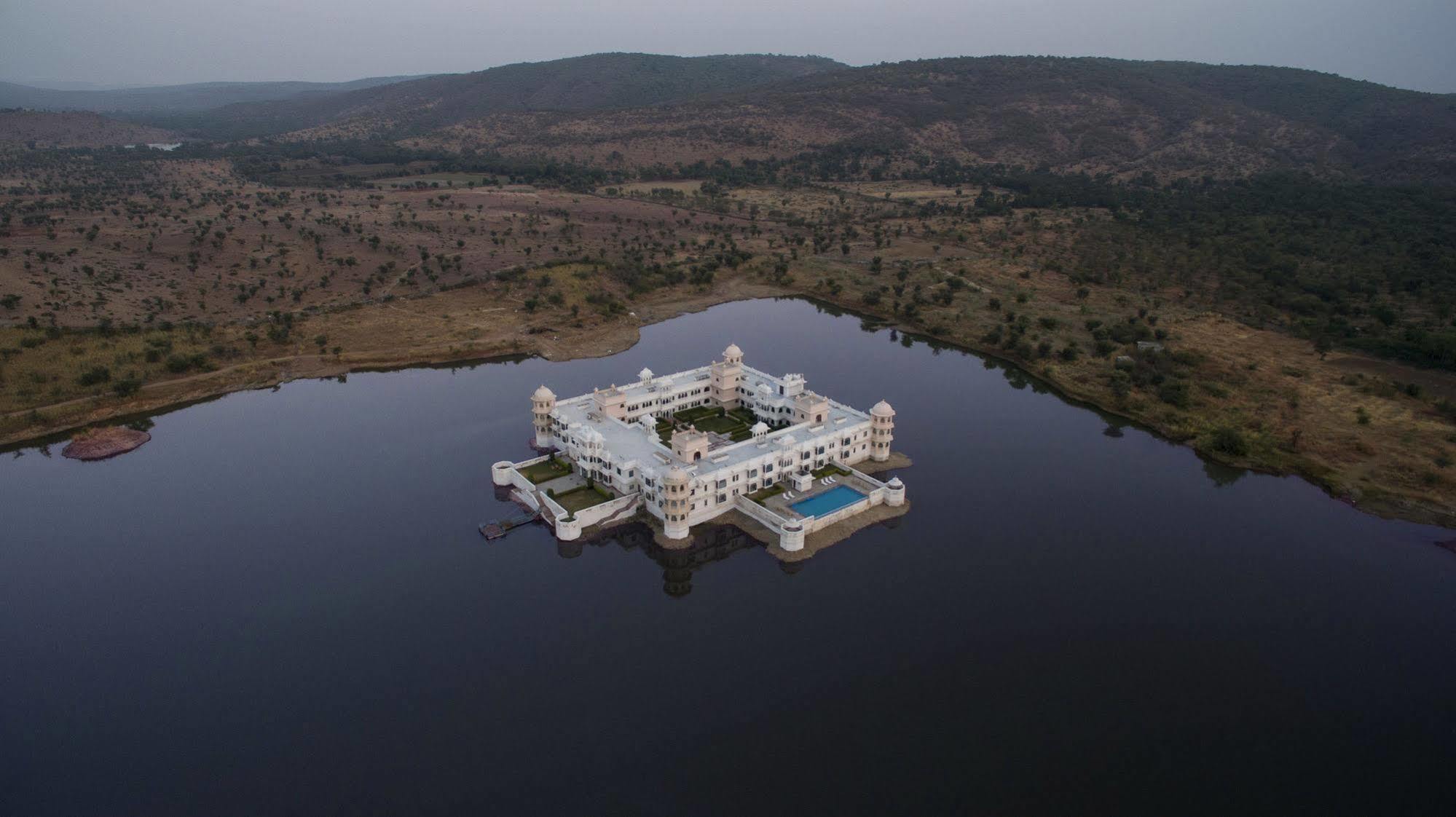 ​juSTa Lake Nahargarh Palace Parsoli Bagian luar foto