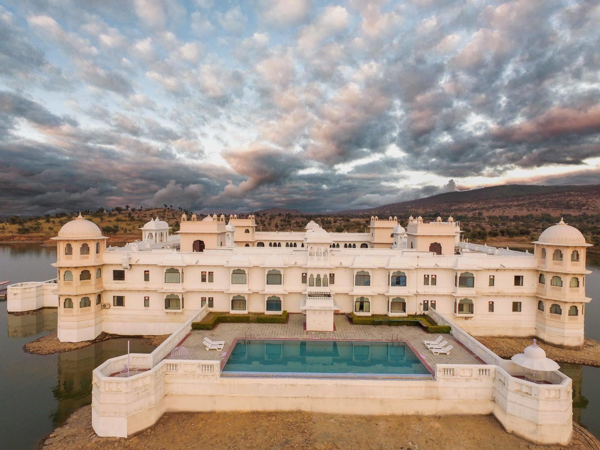 ​juSTa Lake Nahargarh Palace Parsoli Bagian luar foto
